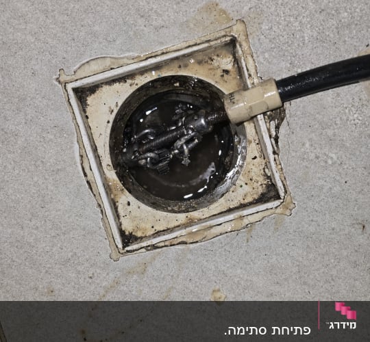 ניקוי צינור ביוב עם מכשיר חשמלי
